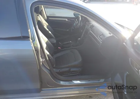 2018 Volkswagen Passat 2.0T R-Line/2.0T S z USA, uszkodzony, nr VIN 1VWAA7A39JC050167